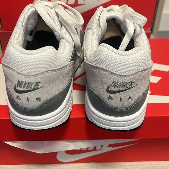 Brand New Sz 10.5 Nike Air Max 1 ‘Mica Green’ w/ box (see photo minor damage) - Picture 4 of 7